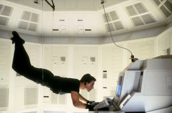 mission-impossible-1996-ethan-hunt-hanging-from-ceiling-tom-cruise